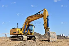 工地土方工程的挖土机。挖土机用于基础工程和道路建设。