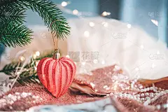 圣诞球，在圣诞树上的心形和花环的形式。新年快乐。圣诞球。复制spacemas,年