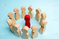 一群工人站成一圈，听他们的导师、领导或首席执行官说话。商业团队中领导力的概念。团队合作，制定业务战略