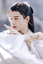 #山河令# 
好像都很喜欢老温舞剑这段啊，补了几张➕截了个竖版的凑一起了 | 4K原画截修

龚俊 | 温客行 ​​​​