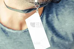 脖子上戴着身份证的男人