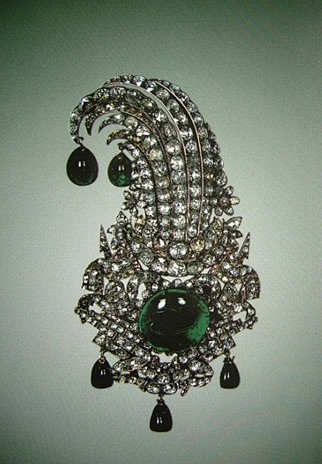 伊朗王室的珠宝才真正称得上让人瞠目结舌。...