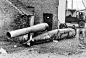 1945年，三名英国士兵在比利时格林伯根村检查一枚未爆炸的德国V-1火箭。