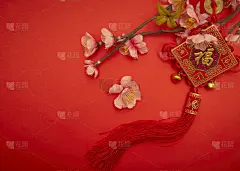 桌子上放着笔记本电脑红色背面的春节装饰品和吉祥饰品