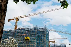 塔吊施工安全生产工地封顶大吉建筑摄影图
