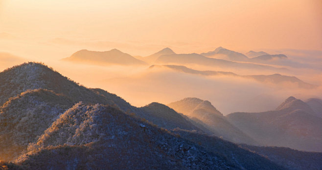 雪后太行山，大雪覆盖山林沟壑，阳光照耀下...