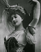                                                         Today's inspiration：Arlette Dorgère，1880年生于法国巴黎，是一位杰出的女演员、舞蹈家及歌唱家。当她还是斯卡拉舞团的首席舞者时，她买下了塞纳河畔维涅克斯城堡（Vigneux sur Seine），这座城堡在20世纪初被多尔盖尔二世命名。1929年，她将自己的财产城堡转卖到摩洛哥定居。1958年，她在摩纳哥与 ​​​​...展开全文c              