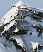 Conrad Jon Godly，瑞士画家，出生于1962年，在巴塞尔艺术学院学习绘画，但随后做了18年专业摄影师，2007年才重拾画笔。他擅长山脉主题的油画作品，通过细腻的色彩选择和构图，看似随意的挥洒却逼真呈现山脉的形态。