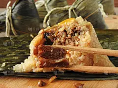 粽子的特写也叫粽子或糯米粽子。用筷子吃
