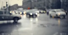 在一场雨后的暮色中失去焦点的城市景观。