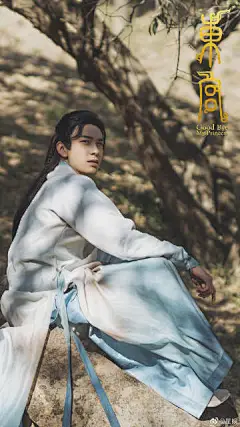 #超适合做壁纸的剧照#
电视剧《东宫》啊！！
随便一张都可以做壁纸，绝美！！
一只狐狸啊，它坐在沙丘上
坐在沙丘上瞧着月亮…… ​​​​