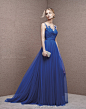 本季pronovias2016最新款，大胆的裸背设计展露优雅线条。高贵细柔的皇室蓝与精美的花朵蕾丝、绸缎相结合。光泽锦缎大气高贵，中袖或抹胸蕾丝性感优雅，特别适合在秋冬季，让您尽显女王风范。这套能让您在任何活动场合成为闪亮主角、大放异彩的梦想礼服，@TopBridal成都店 有售。O网页链接