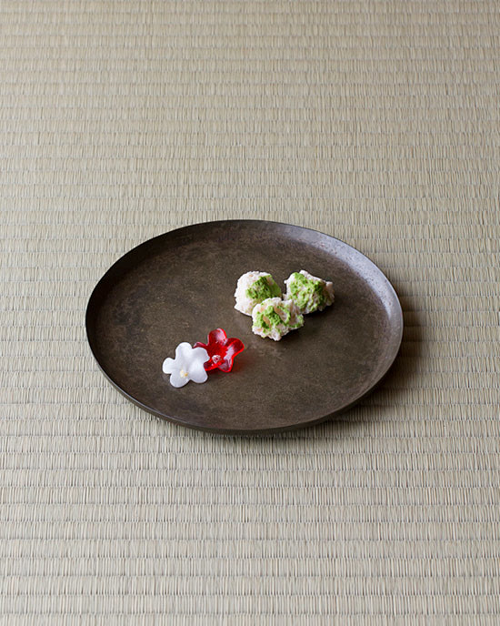 岩根に咲く姿に、躑躅のつよさを思います。...