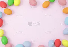 桌面视图图片拍摄的安排装饰复活节假期快乐背景概念。平铺彩色的兔子蛋在现代乡村粉纸上在家庭办公桌上。复