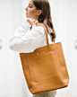 Leara Atelier : Criada por um artesão brasileiro que vive em Portugal, a Leara tem como foco confecção de artigos manuais em couro. Created by a Brazilian artisan who lives in Portugal, Leara focuses on the manufacture of handcrafted leather goods.