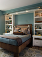 [大气欧式卧室] 有点小地中海的感觉喜欢这淡淡的蓝色墙漆和海星画框，充满海的气息的卧室。咖啡色的床单像巧克力...美克美家风格的家具，配上小清新风格的装饰画和床品，是不是也还挺美？复古吊扇也很给力淡淡的蓝色卧室，安逸～白色墙面，蓝色家具，和复古风格的地砖，地中海卧室标准配置。雪洞一样的房子，还是比较适合夏天住。欧式卧室，好古典,床头的帷幕太有感了淡淡的蓝色卧室，安逸～