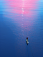 qq8779_minimalism_and_surreal_illustration_Aerial_view_top_view_7f8de55f-13ec-494f-9a2b-32ab333bce9d