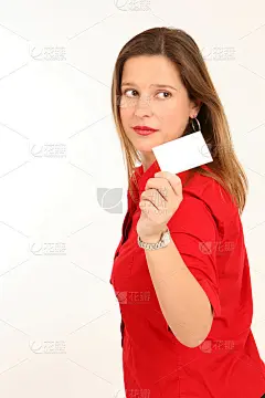 拿着空白名片的女人
