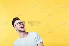 年轻人兴奋的张大嘴巴哇的释放