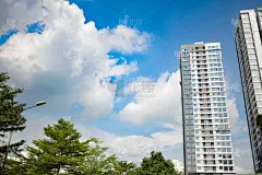 以蓝天为背景的建筑，有文字或广告的复制空间
