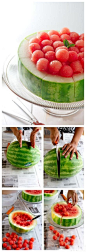 【DIY夏日创意果盘】别致美观的果盘，招待客人倍体面呢！做法很简单哦，用勺子把西瓜挖成球状，摆个造型，爽口多汁的西瓜拼盘就大功告成了~动手试试吧！