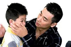 [如何让宝宝经历挫折?] 如何让 宝宝 经历挫折? 如今的孩子多是家中独苗，被满满当当的爱包围着，承受力普遍较差。而日后成功者，必定要有所担当，能耐得住生活中的各种考验。这个道理再简单不过，但很多家长爱子心切，做起来还是犯了傻。下面宝宝受不了挫折的原因介绍给您。要想让孩子的内心变得强大起来，也许你还得学着做一个“爱而不露”的家长，甚至故意给孩子制造点小麻烦哦。有些家长不愿意看到孩子失败，和孩子下棋、玩扑克、 游戏 、竞赛时，总是想尽办法让孩子赢。其实，这样做只会使孩子变得只能......