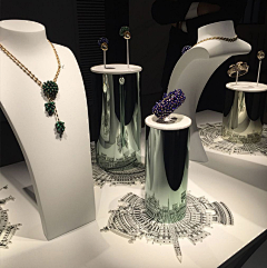 山夕素影采集到Jewelry  Display