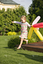 气球,仅一个女孩,家庭花园,垂直画幅,草坪,夏天,户外,儿童,乐趣