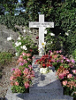 在瑞士洛桑附近一个叫托洛什纳兹的小村庄，村头小小的墓地，有一个简朴的坟墓。墓碑没有任何雕琢，只有“奥黛丽·赫本，1929―1993”几个字！一个美丽惊艳的灵魂就安葬在这里...罗马从此不再有假日。