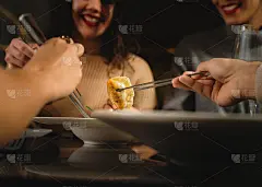 一群年轻人在融合亚洲食品吃饺子-近距离的食物