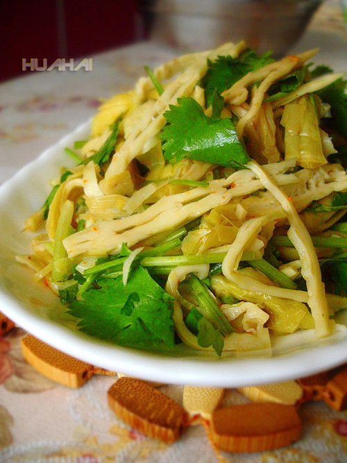 香菜拌笋干丝 
【食材】天目笋干、香菜、...