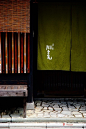 当你流连于日本的城镇街道和乡村小店，你是否曾对那些挂在入口的"门帘"感到好奇？暖簾与“禅宗”一起传到日本。起初的作用是挂在门口遮挡寒风,故曰“暖簾”。而现在看来却成为了街头小店一道亮丽的风景。