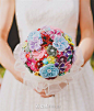 #婚礼布置##婚品DIY##婚礼装饰#[imior.com]婚礼灵感 华丽丽的复古胸针新娘手捧花美图欣赏及古董胸针捧花DIY小教程 更多:http://www.imior.com/goods/show?gid=5570