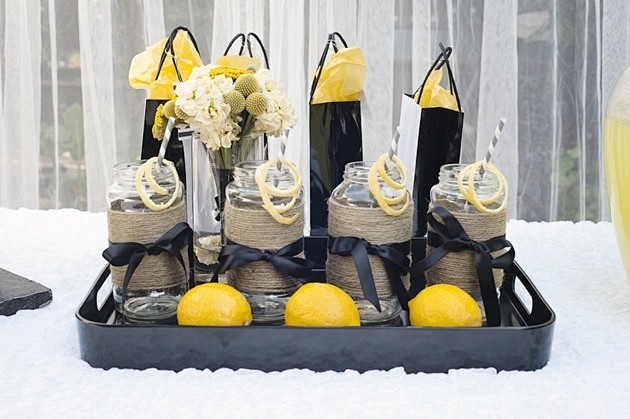 时尚的婚礼灵感:黑色和白色条纹+跳跃的黄...