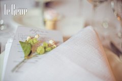 京玺国际【田园小清新婚礼】 By @京玺国际 :  田园小清新风格的婚礼，充满鲜花绿植。别出心裁地选用镜面桌位表&amp;水牌，布置银白色的走马灯、欧式烛台、镜子等，让婚礼现场充满梦幻感，闪闪发光。每位宾客都有一个专属于自己的酒塞名片卡。简单的笔记簿签到，体现着婚礼在繁华外表之下的纯粹，是永恒的幸福烙印。