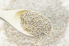 用木勺舀去壳的白芝麻。