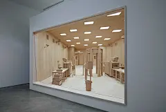 美国艺术家 Roxy Paine 精心雕刻了一件作为有机材料与机械系统相结合的作品“安检站”：这是一件房间大小的立体模型，艺术家用复杂精致的细节雕刻非同凡响地展现了一个平淡无奇的机场安检站。该作品在纽约Marianne Boesky画廊展出，由浅色枫木、金属铝、荧光灯泡雕刻制作而成，每种材料都被用于将该运输中心的每个部分转变成静态且固定的模型。
