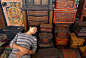 北京露天市场，卖家具的老板在自家家具上睡着了。