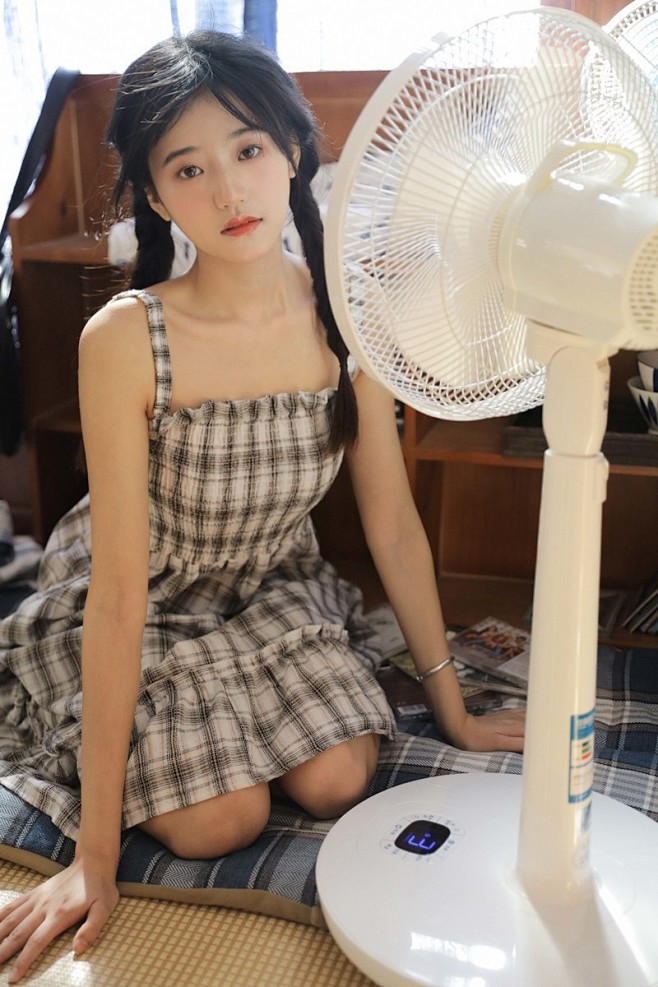 阳光下减龄漂亮的粉嫩小女生俏皮马尾辫清新女生照片6唯一图库