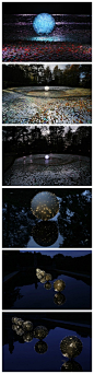 CICINNUS-ART NEWS

 

「陆地上的银河系」是由艺术家 Bruce Munro创作的的装置作品，配合成千上万的闪闪发光的彩色光碟构成，能够反射不同色泽的光芒。由盘绕光纤制成的“月亮”，在其旋转发光之时，光碟就像一个金属投影机反射其蓝色光芒。

 

立即关注：cicinnus  - weibo  - shop