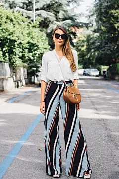 人人都有的阔腿裤 你怎么穿才能不一样 : 每一季，阔腿裤都有着迅速占领你衣橱的能耐，它可能是所有裤型中你穿起来最有自信的那一条，而且很容易搭配好看。既然你知道它的好处，那和你一样喜欢穿阔腿裤的人自然不在少数，把人手一条的阔腿裤搭配的更时髦，...