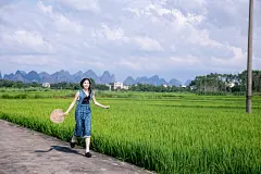 蒲扇碎花裙夏季稻田清凉女生人物摄影图