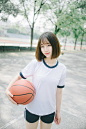 玩篮球的短发女孩
