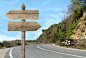 Wooden sign in a country road_创意图片