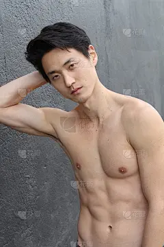 用挑衅的表情邀请赤裸上身的男性
