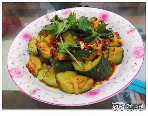 凉拌青瓜想要青脆爽口，一定要选还带着小刺...