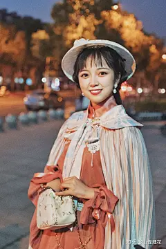 (75 封私信 / 48 条消息) 你见过穿汉服最好看的人是什么样子？ - 知乎 : 中国女漫画家夏达。初中时看她长这样，结果现在还是这样看见题主提名放的图就是达叔哈哈童颜～  多图预警…