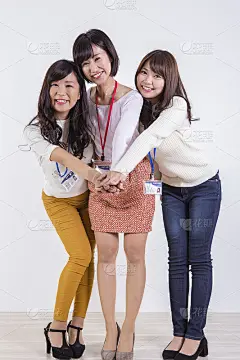 戴着工作证的妇女