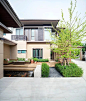เมื่อความสุขมีอยู่ในทุกมุมสวน (The Calming court) | Ginggaanbai | ออกแบบสวน | จัดสวน : เริ่มจากเจ้าของสวน สร้างเรือนรับรองแยกออกมาจากตัวบ้านเดิมเพื่อใช้เป็นพื้นที่รับแขก ทำให้เกิดพื้นที่ว่างระหว่างอาคาร สวนของกิ่งก้านใบจึงเข้ามาทำหน้าที่เติมเต็มค