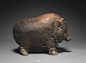 @知兵斋
#容器# 
储钱罐，出自爪哇岛，通长24.2cm，陶制，器身被塑造为猪形，脖子上有锁链的造型，投钱的开口在背部，不过已在晚近时代被封堵，制作的时代为满者伯夷王国时期，约公元14世纪到公元15世纪，现藏于美国克里夫兰艺术博物馆。